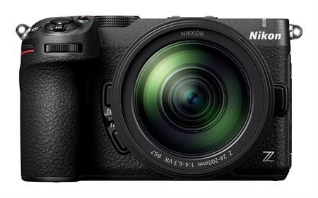 Nikon Z5IIC +24-200/4-6,3 Svart